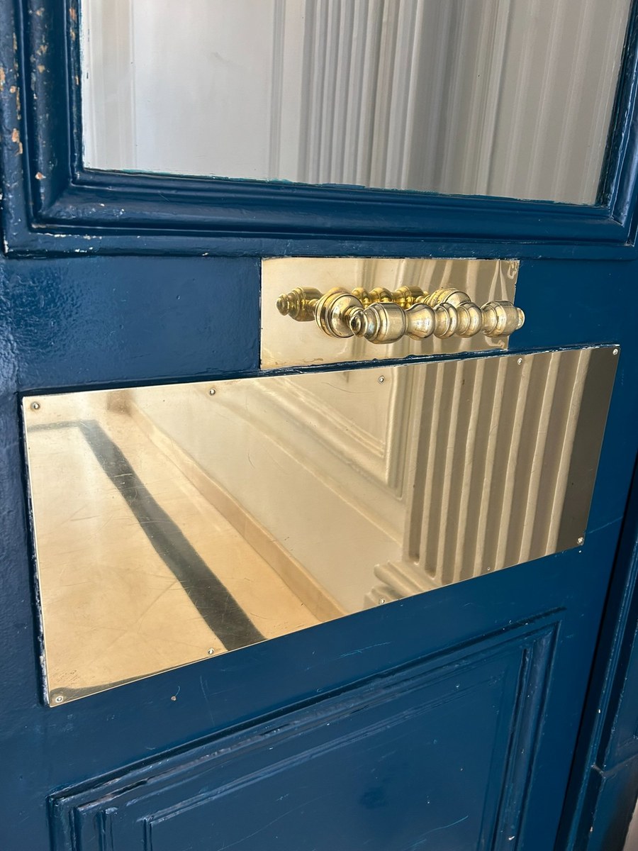 Laiton porte après polissage