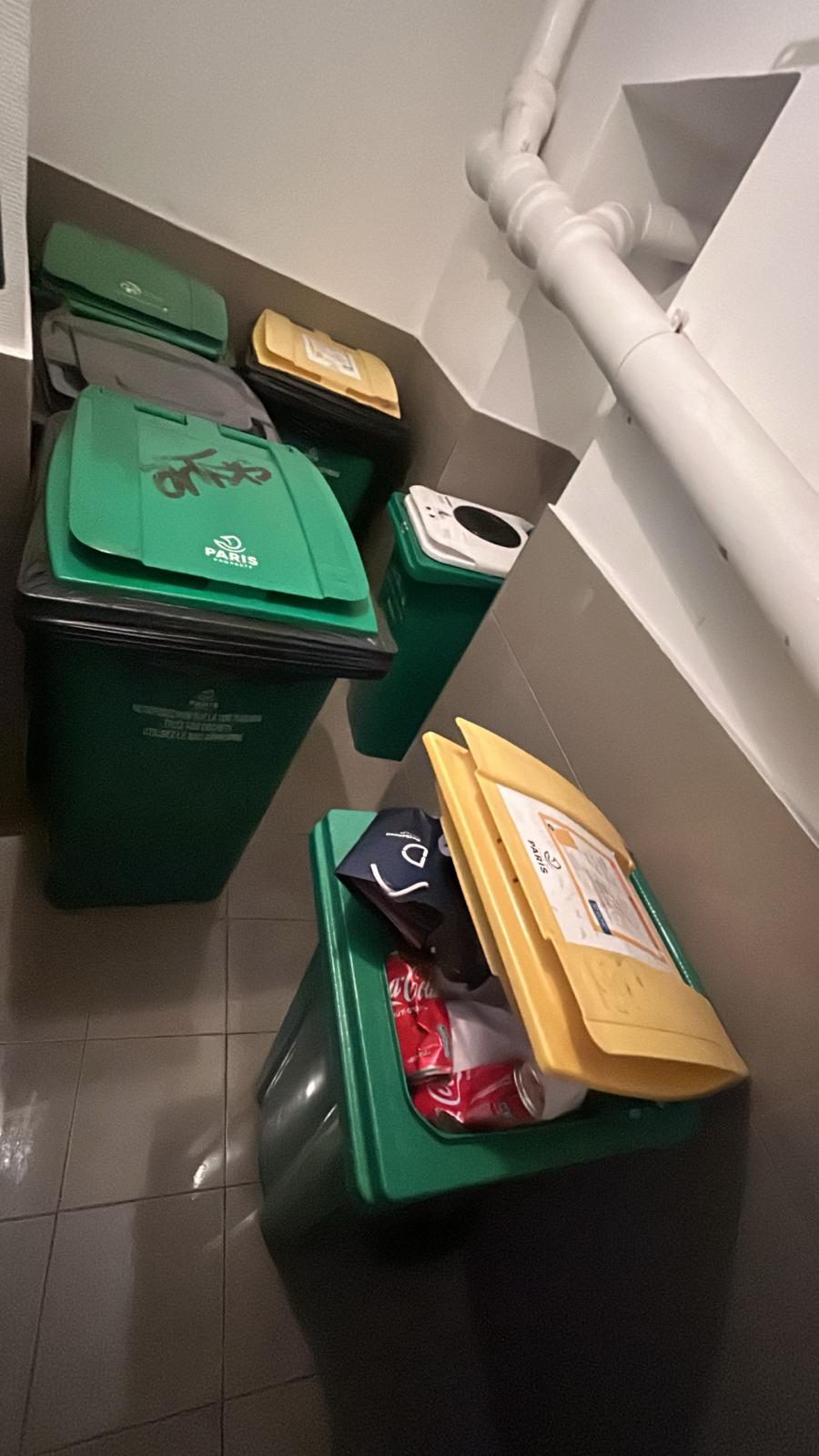 Poubelles après