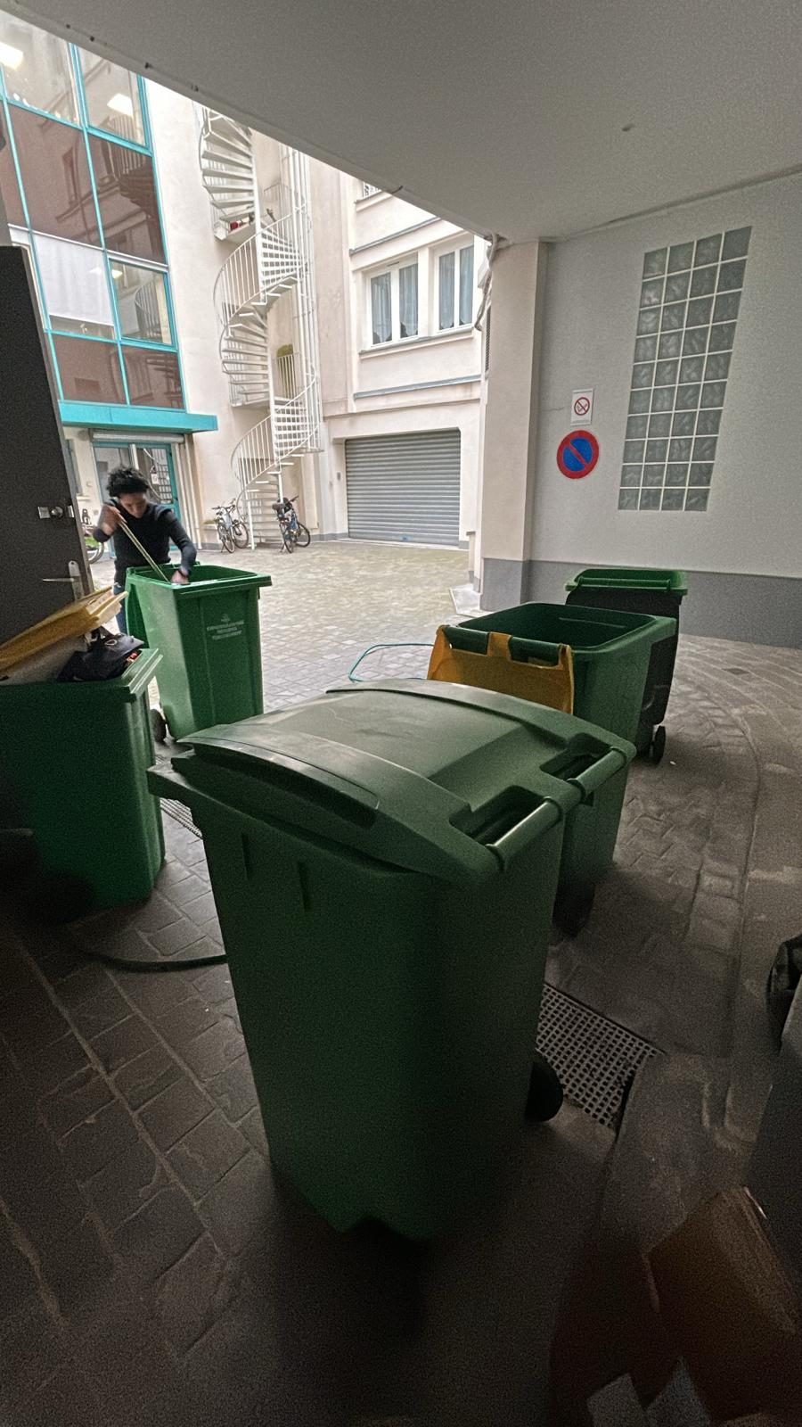 Poubelles avant